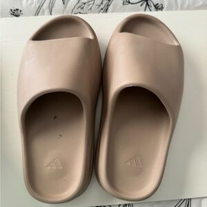 Yeezy Slides Sand - 4.5 Y